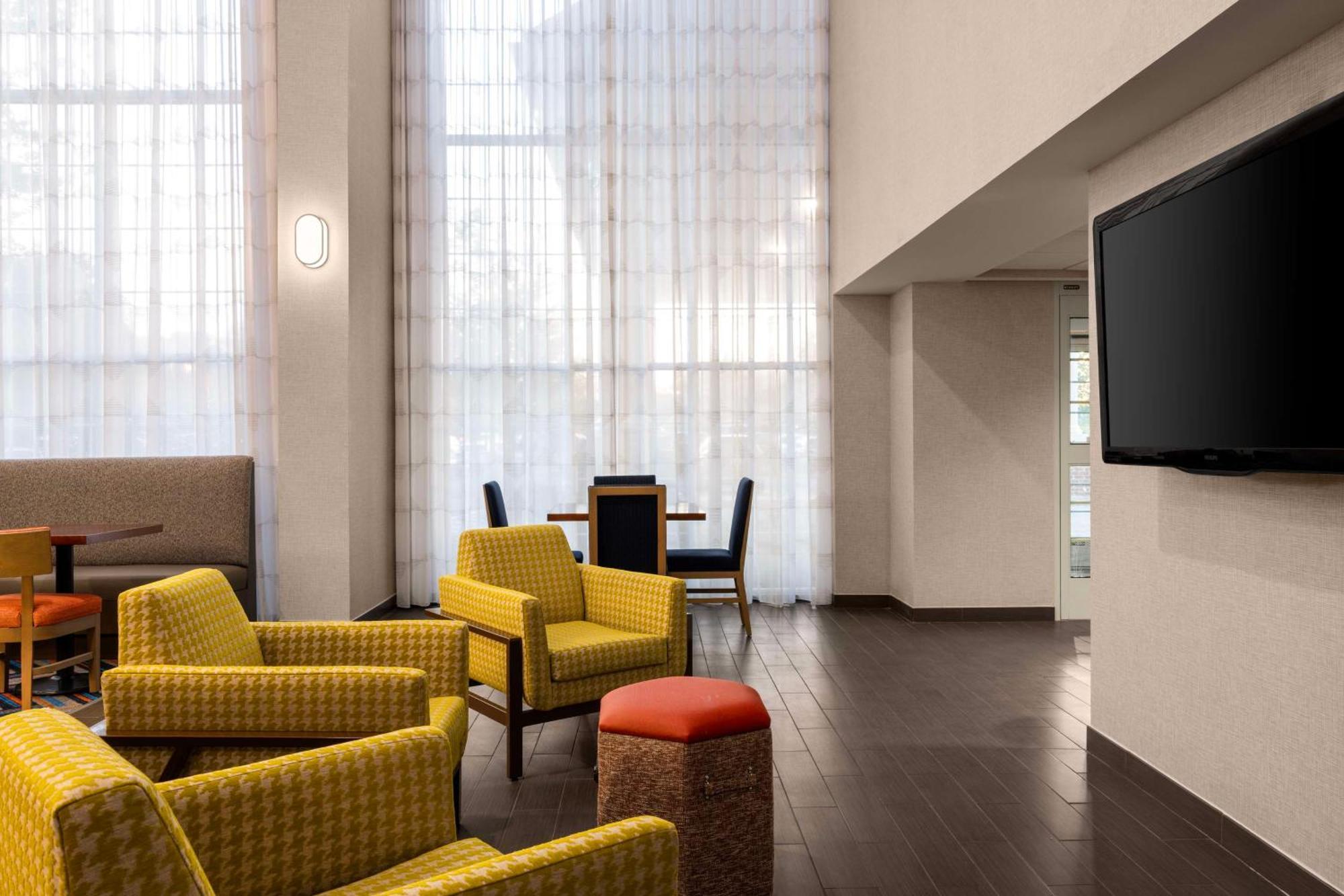 Hampton Inn & Suites State College At Williamsburg Square Εξωτερικό φωτογραφία